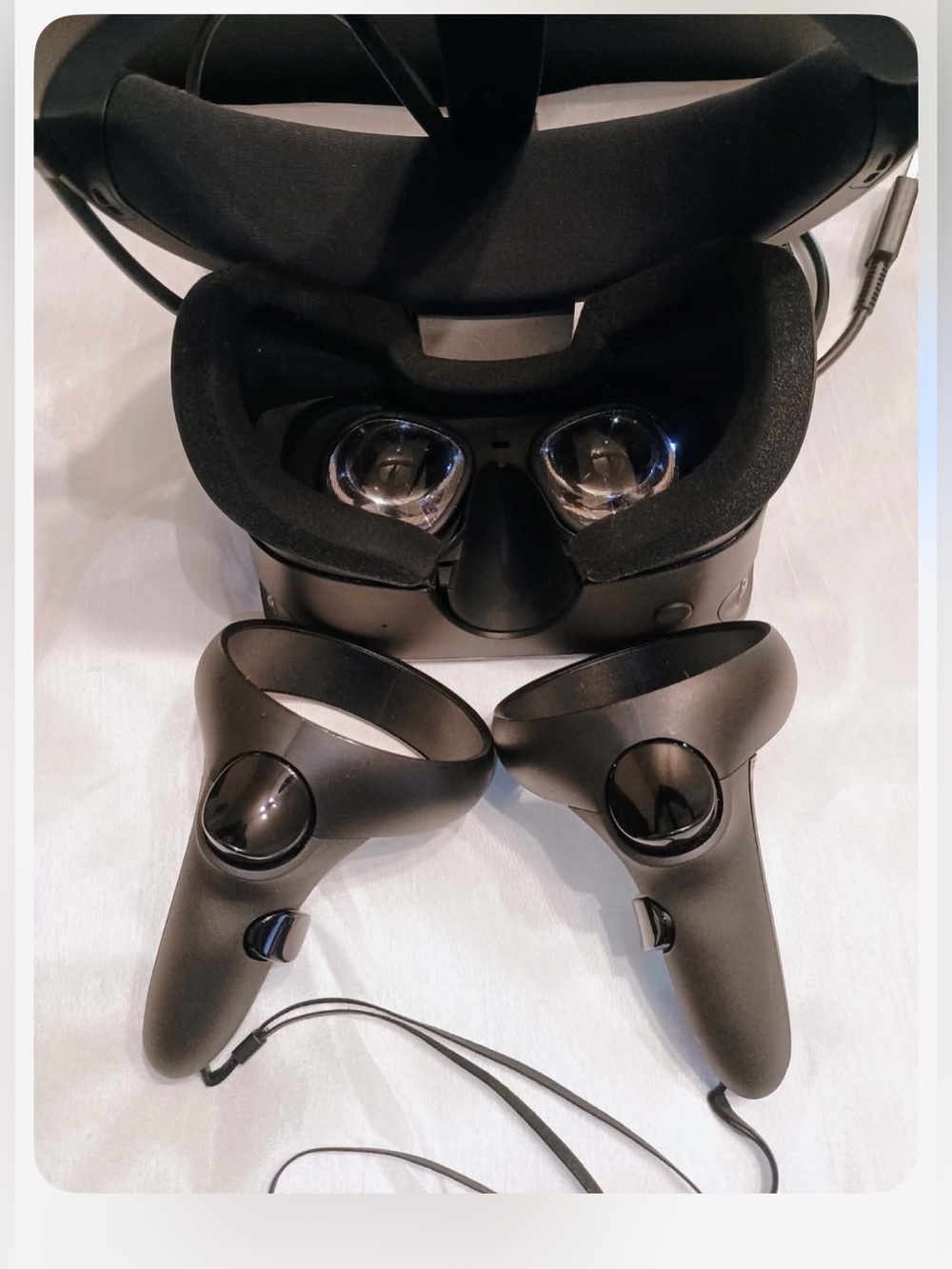 Oculus Rift S PC-powered Headset & 2 Controllers w/ Box - Picture 3 of 10